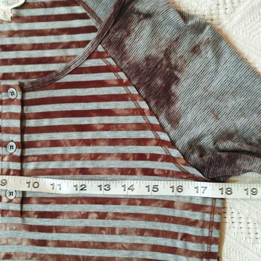 Sz M Hem & Thread Raglan Sleeve Henley Tee - Picture 7 of 8